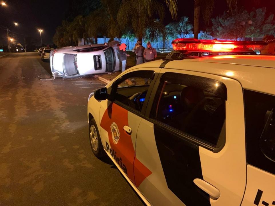 Foto 2 de 4 — Jovem capota Jetta em via de acesso ao Condomínio Salto Grande
